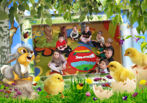 Dzieci siedzą wokół jajka z nakrętek.